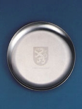 Wappenteller aus Edelstahl, Durchmesser 18,5 cm, mit Ätzung.