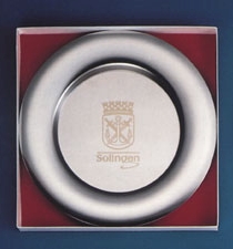 Wappenteller aus Edelstahl, Durchmesser 23 cm, mit Ätzung.