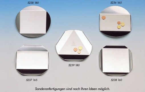 Fünf formschöne und hochwertige Zahlteller aus Edelstahl.